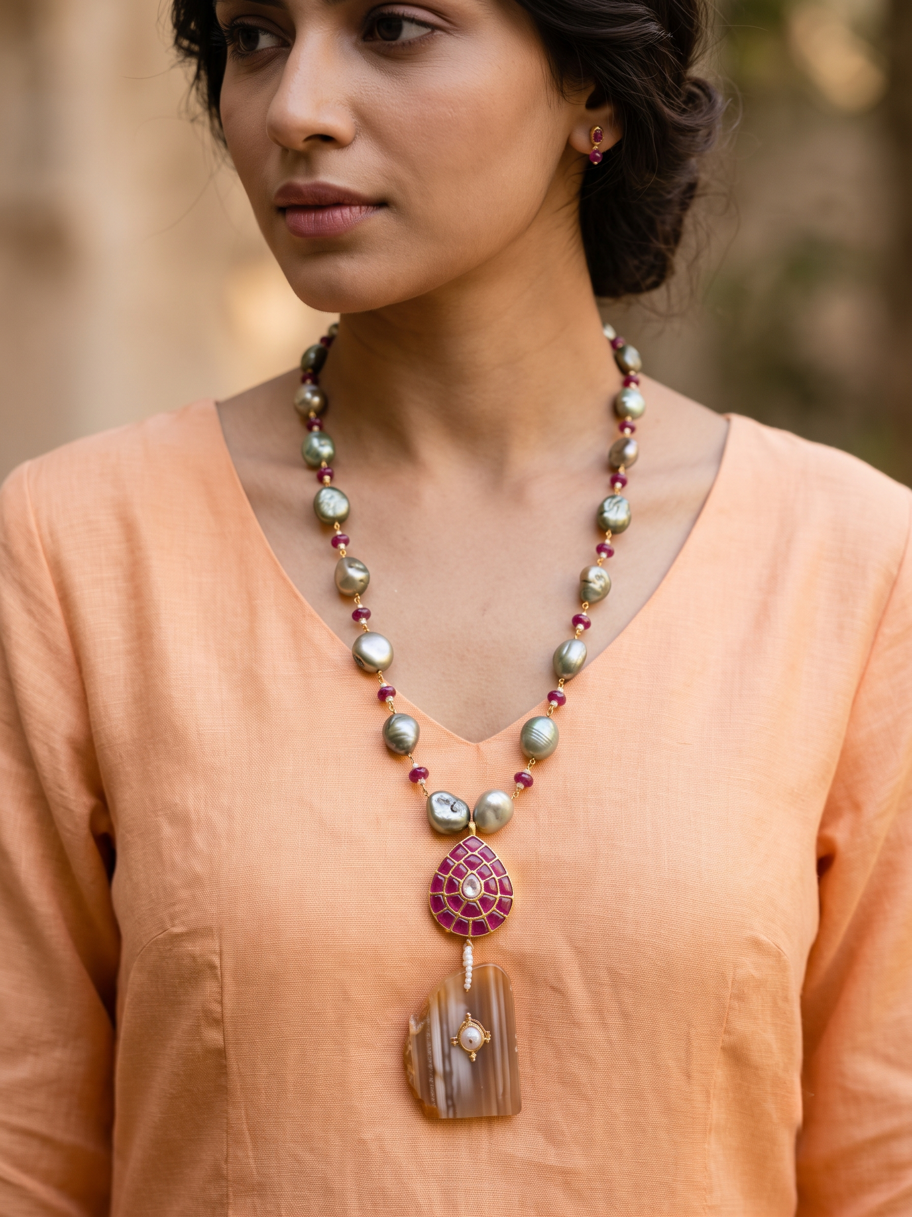 Baroques Onyx Neckpiece